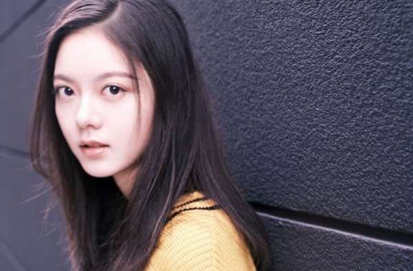 这个小姑娘不得了，赵今麦穿淡黄毛衣气质温婉，妥妥的初恋女神