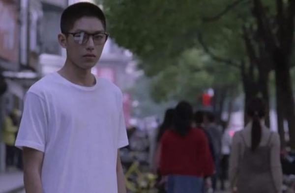 获李少红推荐，被赵薇“保送”，仅高中文凭的王锵到底是何来头？