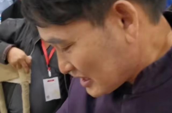 大衣哥朱之文好大方！身上衣服已发旧，仍花近5千元买葫芦