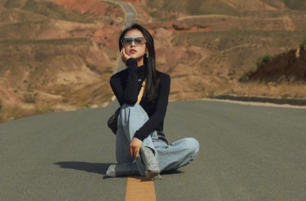 同是明星差别太大，贾青公路中央拍照被警告，胡歌消失去捡垃圾