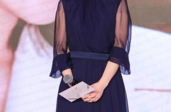 梅婷不秀肩不露腿，一袭蓝色长裙绰约多姿，这才是44岁最美样子