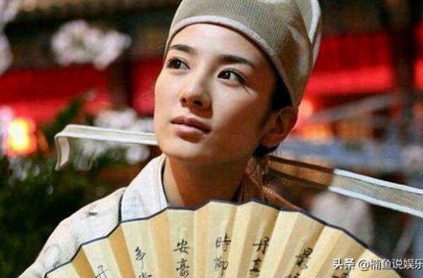 古装剧里的女扮男装，黄奕真的又帅又美，而她出场简直惊艳了