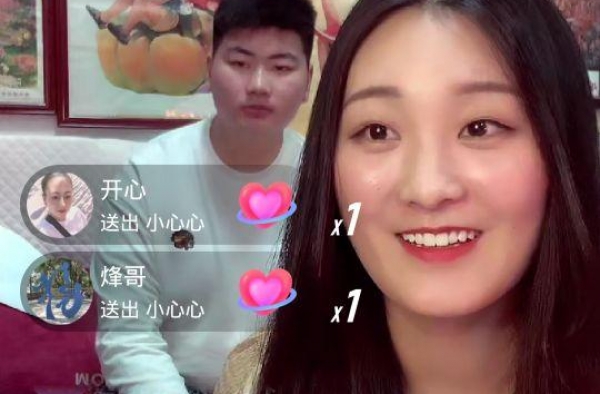 大衣哥儿子儿媳一夜成网红，直播间人气爆棚！