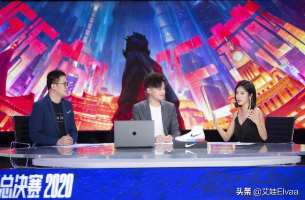 赵奕欢“脑洞大开”沙漠中拍广告，穿红色长裙，这身材让人看心动