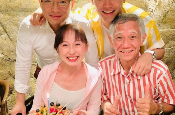 年过60保养得宜！TVB小生黄建东超孝顺，节约存钱助母亲圆梦