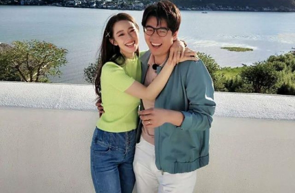 吉娜官宣怀孕后郎朗首晒夫妻合照，吉娜挽着老公脖子腰部依旧纤细