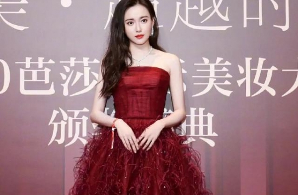 被李湘赞是氧气美女的她因做“三”沉寂良久，今复出被指全无仙气