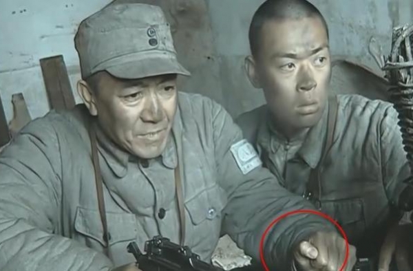 《亮剑》穿衣服很臃肿，冬天说话会吐白雾，这种电视剧越来越少了