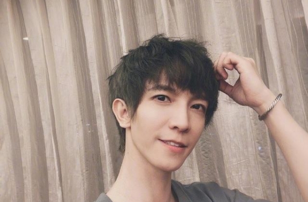 一张S卡引起的“血案”，郭敬明被官媒点名批评到底冤不冤？