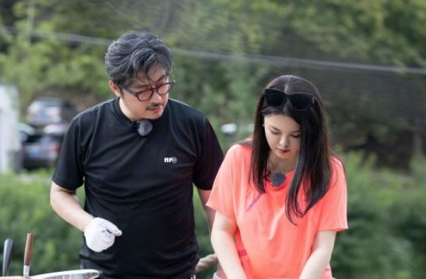 “阔太”李湘终于瘦了，穿一身黑戴墨镜好霸气，下巴变尖锁骨明显