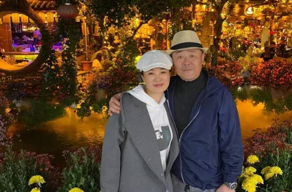 周立波又带妻子出游，贴心帮老婆提包，今住豪宅频玩乐生活惬意