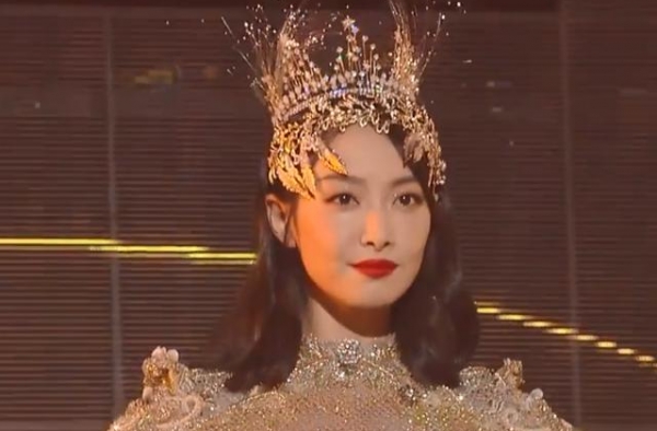 金鹰女神宋茜惊艳全场，礼服重量高达30斤，封神历届争议最大