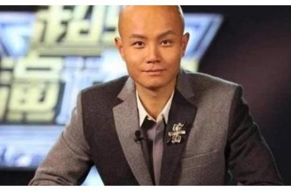 乐嘉近照曝光，靠演授课讲为生，一节课4000学员都在玩手机
