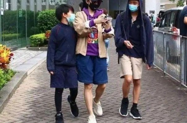 张柏芝罕见带儿子亮相，穿卫衣短裤潮范十足，小腿肌肉好似运动员