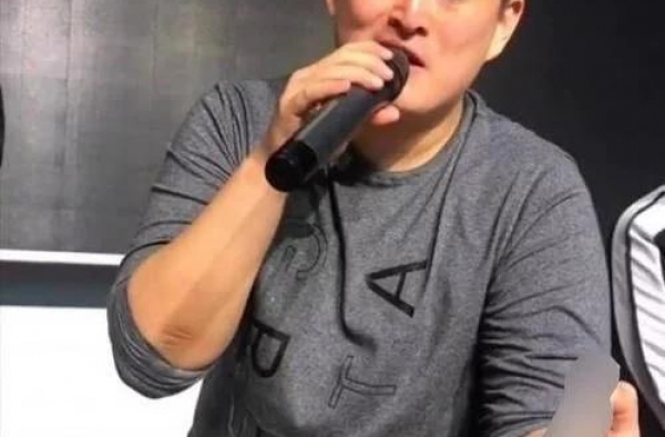 赵本山儿子罕现身，低调无人识，与郭麒麟相比真是天壤之别