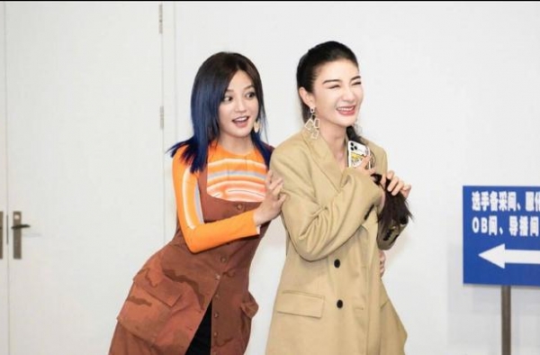 同是小燕子，赵薇的婚姻凭什么比黄奕好？