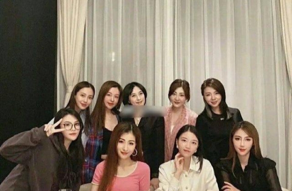 Baby与豪门拍照只配站边上：这没啥，马云毕业照也是在最边上