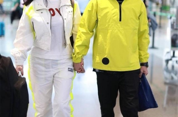拳王邹市明终于放开，穿亮黄运动服减龄又时髦，把老婆风头都抢了