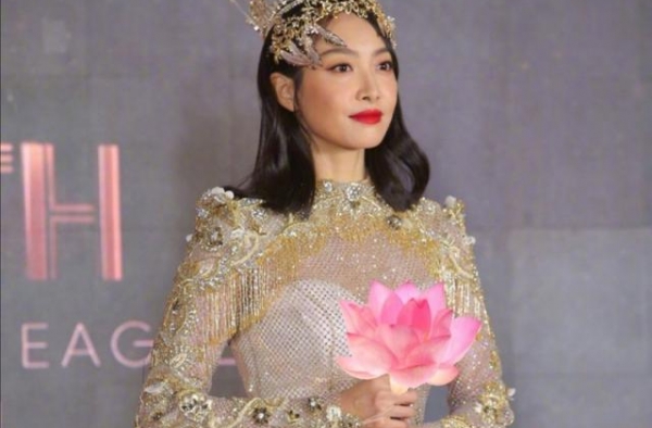 都说这届金鹰礼服丑，宋茜生图和精修图来了！你看丑不丑