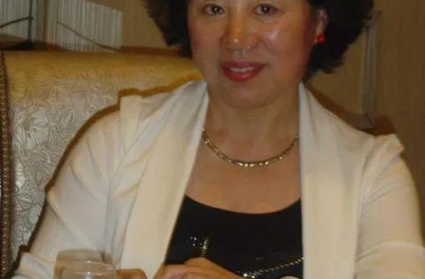 丈夫成植物人后不改嫁，含泪抚养儿女长大，佟大为妈妈的伟大