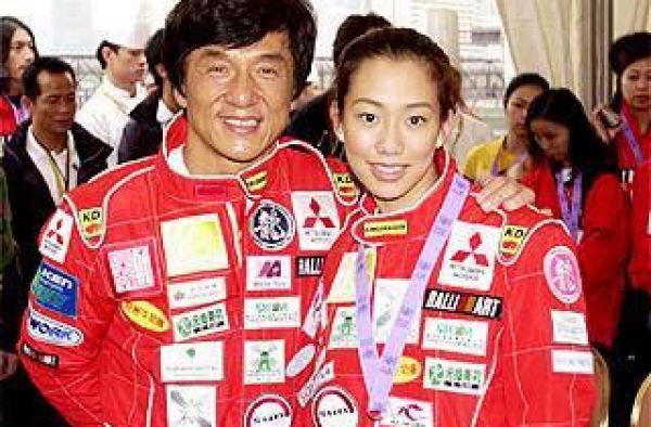 她16岁受成龙提携走红，长相备受争议，却因一双美腿嫁入豪门