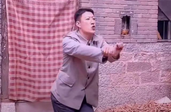 硬汉于震视频娘里娘气，网友直呼吃不消，明星拍短视频成普遍现象