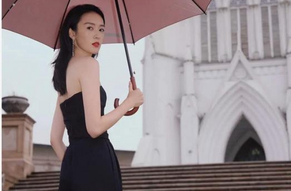 童瑶出席金鹰节开幕式，黑色连体阔腿裤搭配高跟鞋，高级有质感