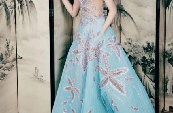 关晓彤出席不同的场合，穿了三套风格的衣服，展示了不同的美丽