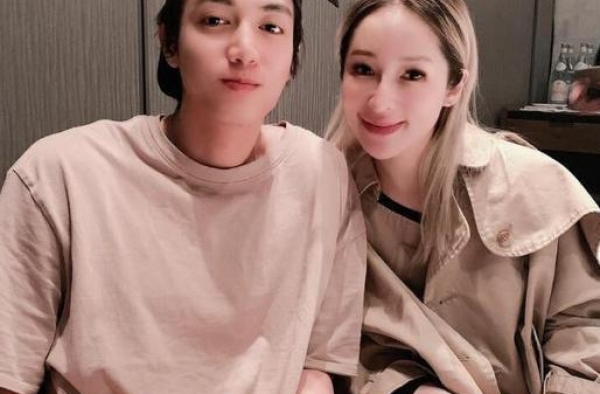 萧亚轩深夜直播状态堪忧！鼻歪脸僵笑起来像哭，网友：整形过度