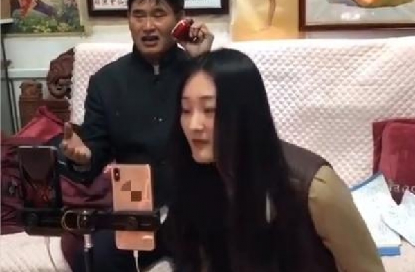 大衣哥与儿媳同框直播，家里装潢复古简朴，儿媳手上金戒指抢镜
