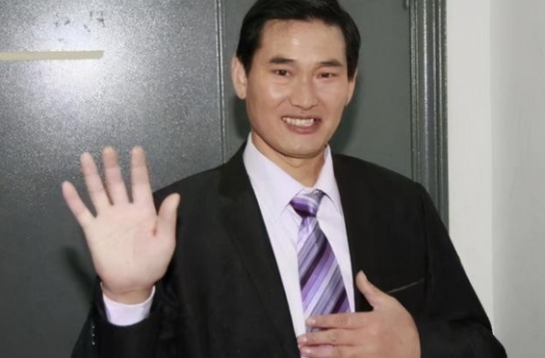 大衣哥儿媳回村被跟拍到家门口，惹怒大衣嫂，抢手机手指村民怒斥
