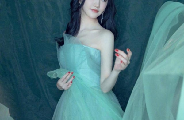 景甜抛开“富贵花”式的穿搭更是惊艳，穿青色纱质礼服，好似仙女