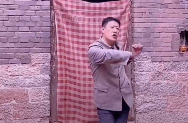 45岁于震被疑作秀，拍视频假摔动作妖娆，网友：网红比明星赚钱