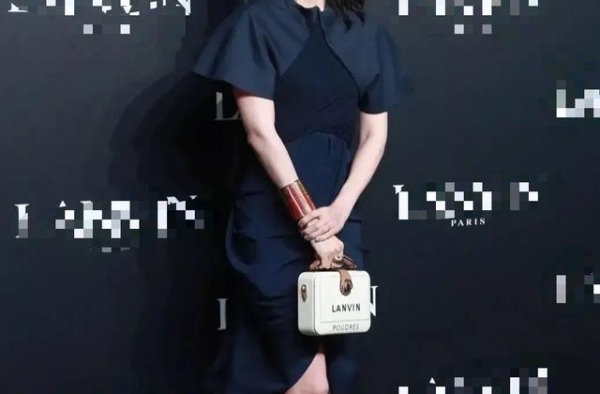 章子怡产后复出疲态明显？法令纹太突兀，被质疑是生完二胎所致