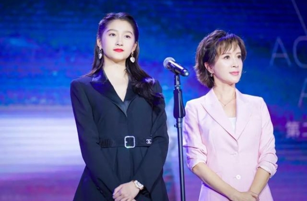 关晓彤认真打扮太美艳！单穿纯色连体裤亮相，真正展示什么叫腿精