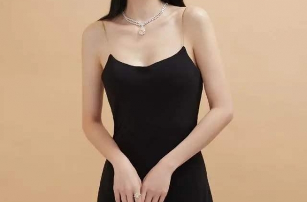 33岁张俪，冷艳优雅又美又飒，“两米”大长腿让人羡慕