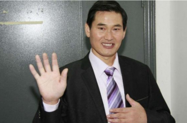 大衣哥儿媳陈亚男直播只收礼物不互动，自曝与朱单伟还未领证？