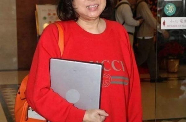 赌王三太才不是小绵羊！穿银色吊带裙太美，和四太合照稳赢