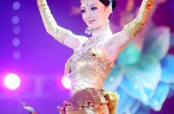 反击金鹰被删一事？李小璐为电影配音秀演技，戴粉晶手链疑有新欢