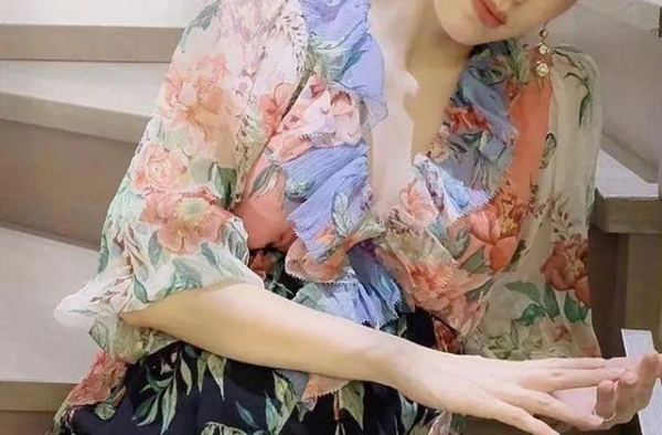 恭喜！TVB当家花旦剖腹顺利产女，晒女儿可爱小脚照兴奋报喜