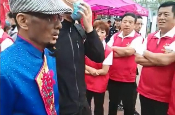 阿宝活动被拍，皮肤黝黑嘴唇苍白遭疑生病，被曝50万都请不到？