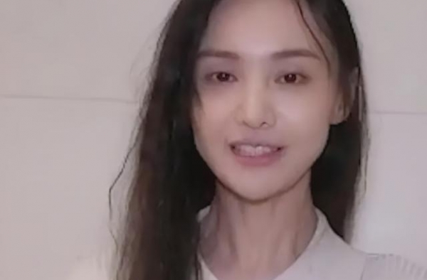 《微微》拍摄照片被扒，杨洋和郑爽更配，《荣耀》搭热巴像姐弟？