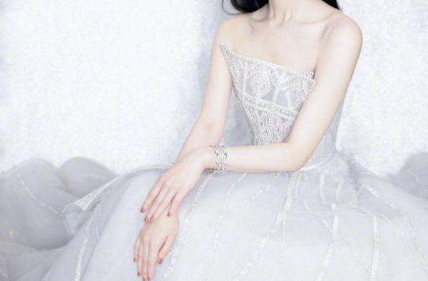 宋轶才是“白月光”女神，斜肩婚纱礼服精致优雅，时尚减龄又有范