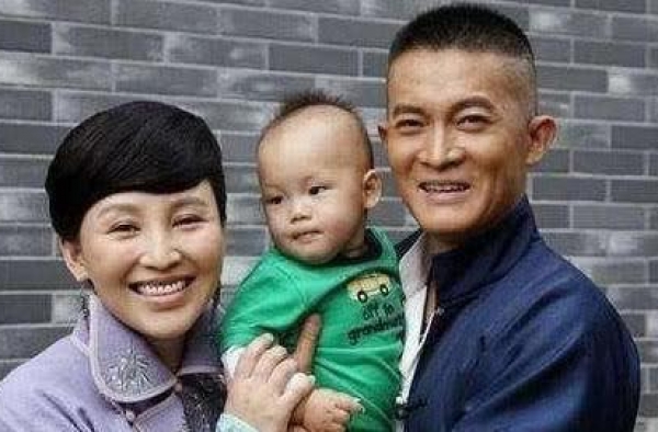 一起看杨志刚的豪宅：墙面挂满了自己的剧照，连地面都铺满大理
