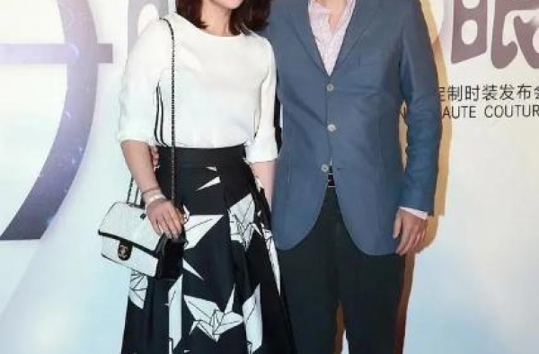 45岁蒋勤勤产后现身活动，保养精致优雅大方，丈夫同框似两代人