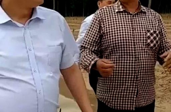 大衣哥穿衣不可思议，陪领导做宣传穿破花格子上衣，打药穿白衬衣
