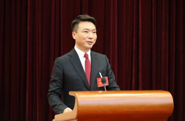 他跟妻子同是央视主持人，共同辞职自己创业，一年融资过亿美元