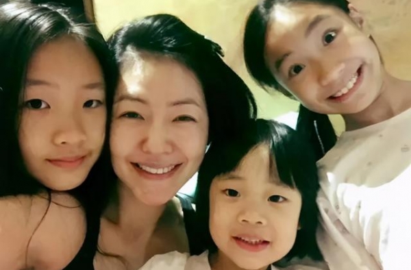 小S女儿近照曝光，14岁与妈妈同框不似母女，网友嘲“摇钱树”