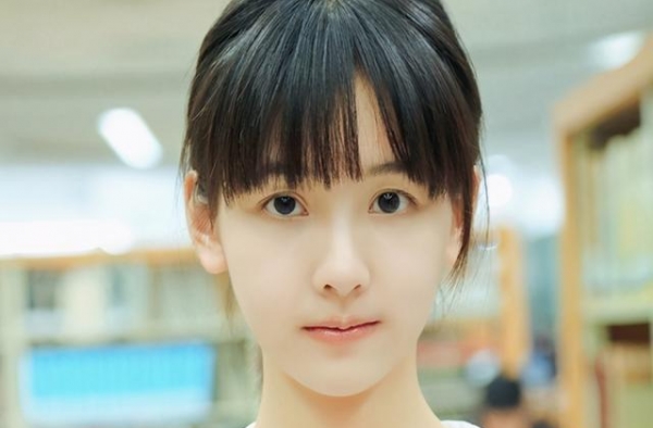 陈都灵高中丑事是什么，曾表白隔壁班的同学被当场拒绝