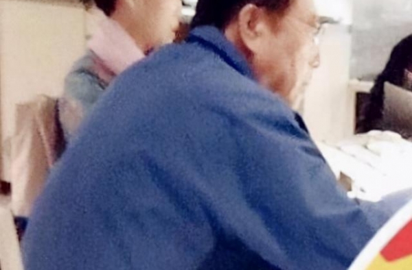 81岁李双江和梦鸽聚餐，满头黑发精神好，小27岁梦鸽成老太婆